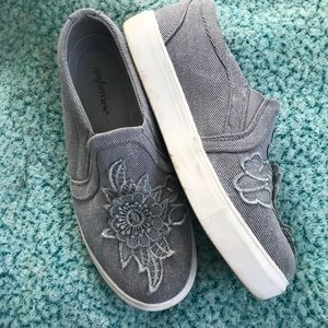 Gray canvas size 8.  Seldom worn.